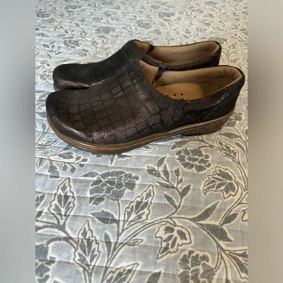 Klogs, metallic brown crocodile print, size 11 - Picture 2 of 7